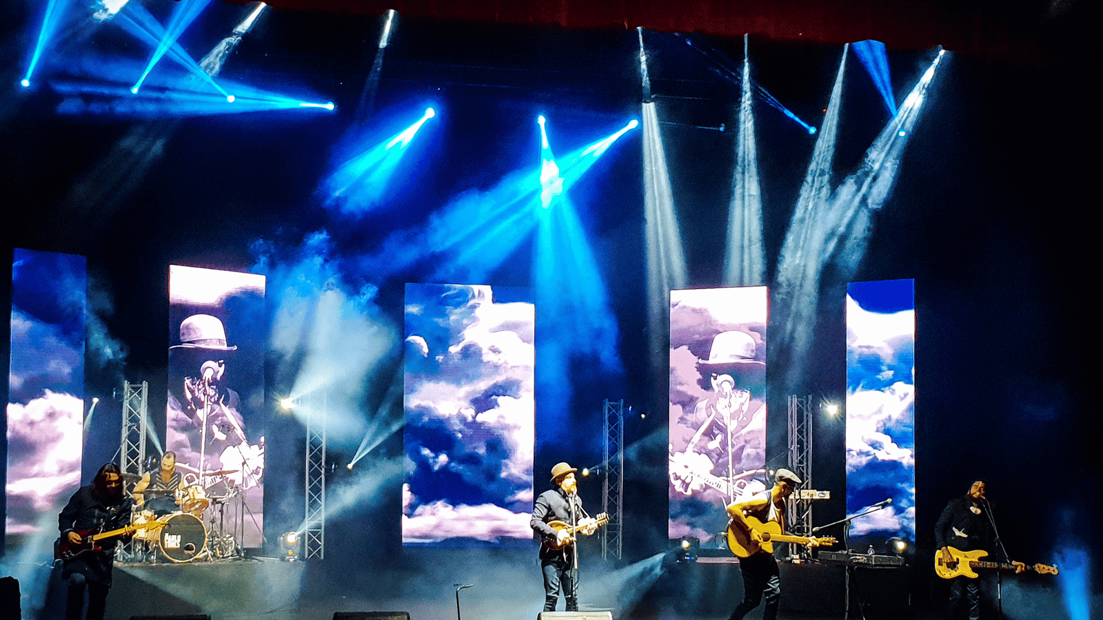 How does digital signage profit the Entertainment Business?