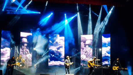 How does digital signage profit the Entertainment Business?